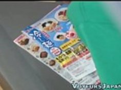 日本のベイビーは猫をこすります