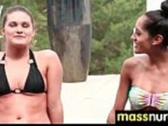 日本のマッサージ師は、フルサービス・マッサージ18を与えます