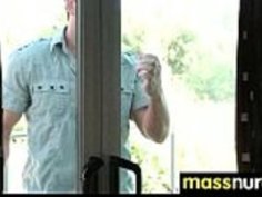 日本のマッサージ師は、フルサービス・マッサージ6を与えます