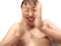 幸せなカップルは、泡できれいな彼女の猫を剃るの楽しみを持っています