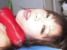 Blondfolded女の子は彼女の穴にプロービングホットワックスやおもちゃを取得します