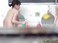 おもらしアジアの女の子は、入浴します