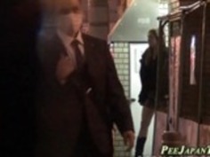 日本の女の子はカムにおしっこ