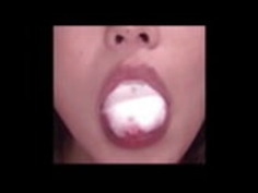 鏡の前にある日本の美しさの膣ブラシ