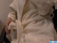 セクシーな妻羽月希は厄介な猫の遊びのために懇願します