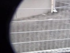 日本の女の子は、公共の場でおしっこを保持することはできません