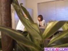 6月草薙アジアのメイドは、コックとクソを吸う前に、アナル指を取得します