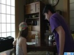 グラマーお尻ティーンゆり日向はコックの世話をよくします