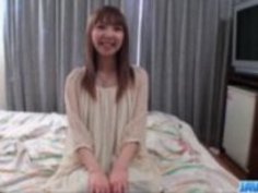 小さなおっぱい茜奥野ラフハードコアシーンでポーズ