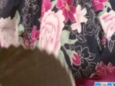 美玲横山はおもちゃのROは彼女の欲望を刺激する使用しています