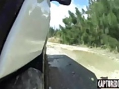 巨乳アシュリー・アダムスは、バンの後ろに犬のスタイルを打ちました