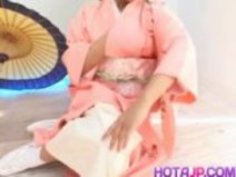 アキラ一ノ瀬は、口の中に着物やへまの下でバイブレーターを取得します