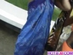 舞桜井と女の子がプールで触れています