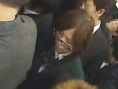 電車の中で無力な女子高生