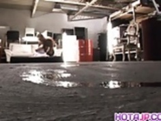 セクシーなアジアのベイビー朝日三浦毛深いオマンコ露出してDRIを取得します