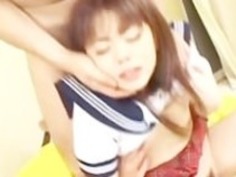 シャイ日本の女子高生は、角質男性が取得します