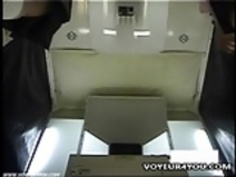 パンティーの下でプリティ十代の女の子クローズアップ