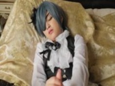 可愛いショートカットなコスプレイヤーのディルドオナニー映像