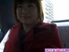 マリンは、車の中で、その上にバイブレーターを置きます