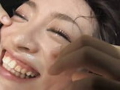 角質のアジアのベイビーは、ギャングバンのために彼女の足を広げて広げます