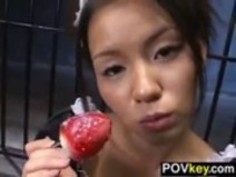日本のメイド食べるフルーツ精液