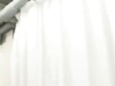 若い美しさは、クソの前に熱狂的におしっこを吸う