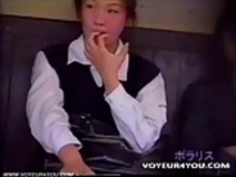 イノセントスクールガールズスカートが露出します