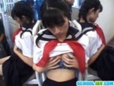 ティーン一葉は学校で自慰行為を愛し