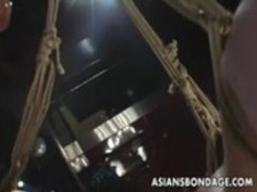 完全なBDSMセッションに扱わ縛らアジアの可愛い人