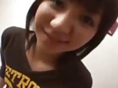 短い髪アジアの女の子は自慰