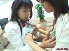 アジアの女子学生キス舐めそして吸い乳首からかうクリトリス舐め毛深い