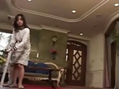 彼はホームを取得するときにアジアの主婦は夫を提供しています