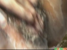 彼女の大きなおっぱいと熱心な猫と遊んでゆき