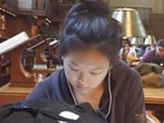 Lbraryで率直アジアのセクシーな足