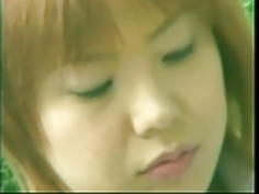 日本の学校の女の子は、彼女のジューシーなピンクの猫をファックしてなめれます