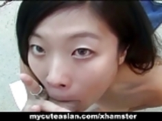 アジアのベイビーはホット屋外フェラを与えます