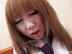 彼女のtrimmeまでコックを吸って彼女の膝の上にかわいいschoogirl愛