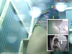 秘密のシャワールームで裸の濡れた体。