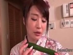 涼香篠田は、角質を感じ、ジューシーな猫の遊びのために