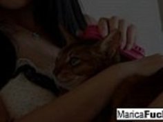 日本のスターマリカは黒い雄鶏で暴行を受ける