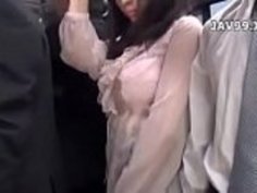 混み合うバスを狙って痴漢されに行く痴女妻