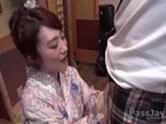 妻涼香篠田は、この男のお尻を吸うためにひざまずく