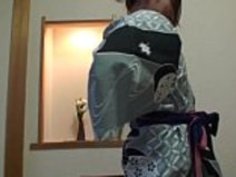 POVで浴衣を着た無修正の恥ずかしがり屋の日本人の熟女
