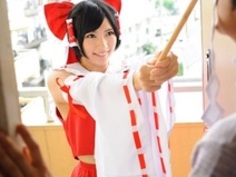 スク水でお風呂フェラしたり、巫女コスプレでお祓いH’阿部乃みく’東方博麗霊夢スクール水着