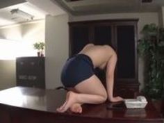 【上原亜衣放尿】スク水の美人娘の、上原亜衣の放尿おしっこオナニープレイがエロい。