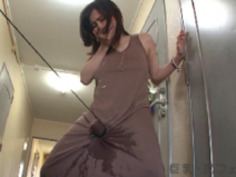 マキシワンピをグッショリ濡らして失禁潮吹きスケベM女の陵辱プレイですぞ