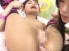 【初芽里奈】ロリ顔でパイパンのレズビアンが、パートナーの青井いちごに前後からアナル責め