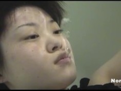 女の子は水槽に横たわり水中で彼女の能力を披露する