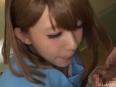 日本のかわい子ちゃんを舐めて手コキをする