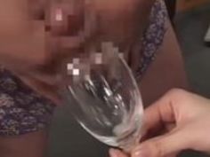 本当のティーンは、ガラスから兼をたくさん飲みます